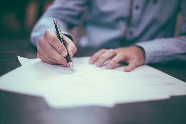 Benefits of Reviewing an Employment Contract With a Lawyer